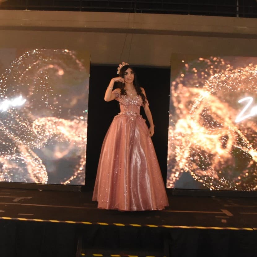 Fotógrafo profesional con cámara DSLR