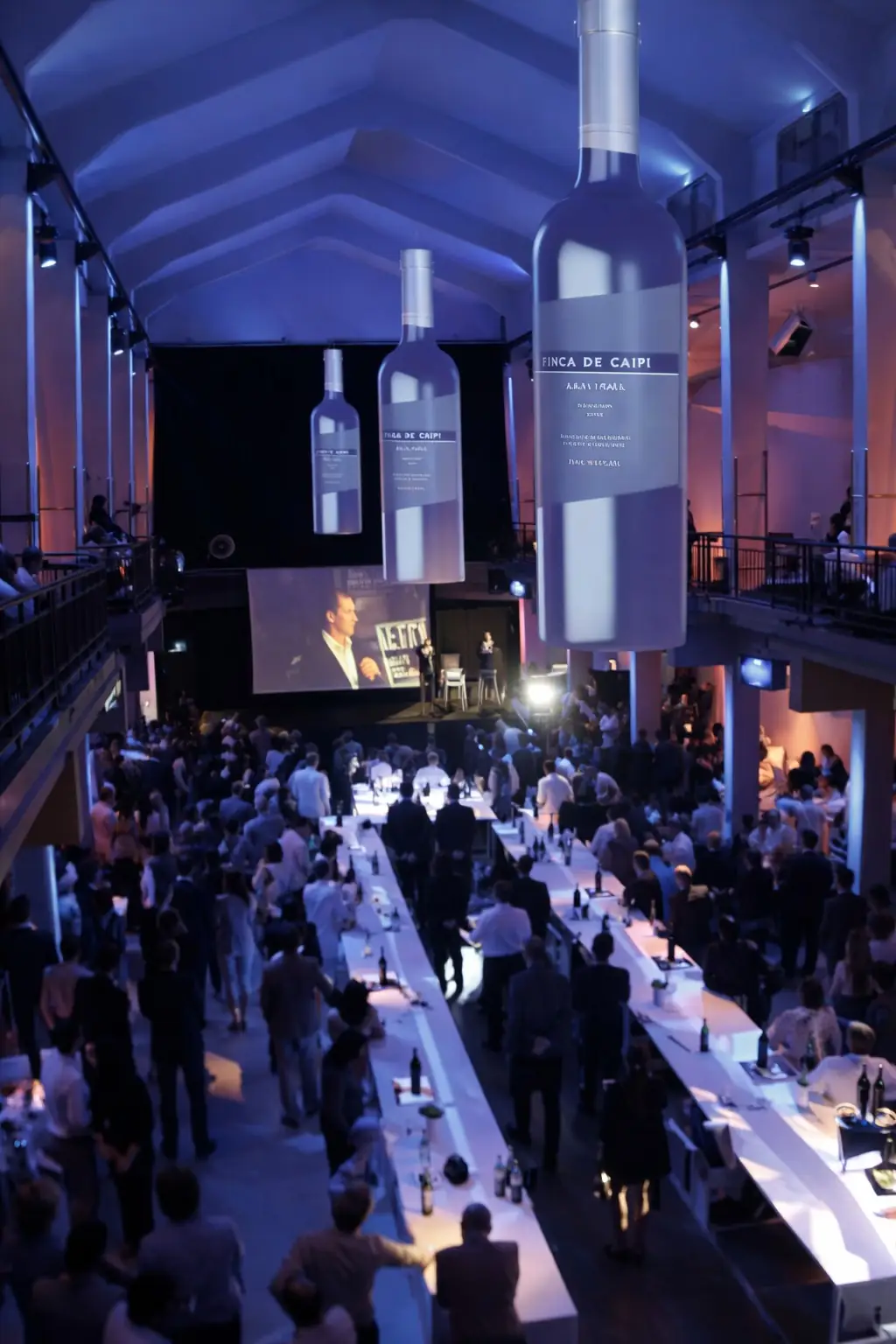 Bartender preparando cócteles en barra de eventos