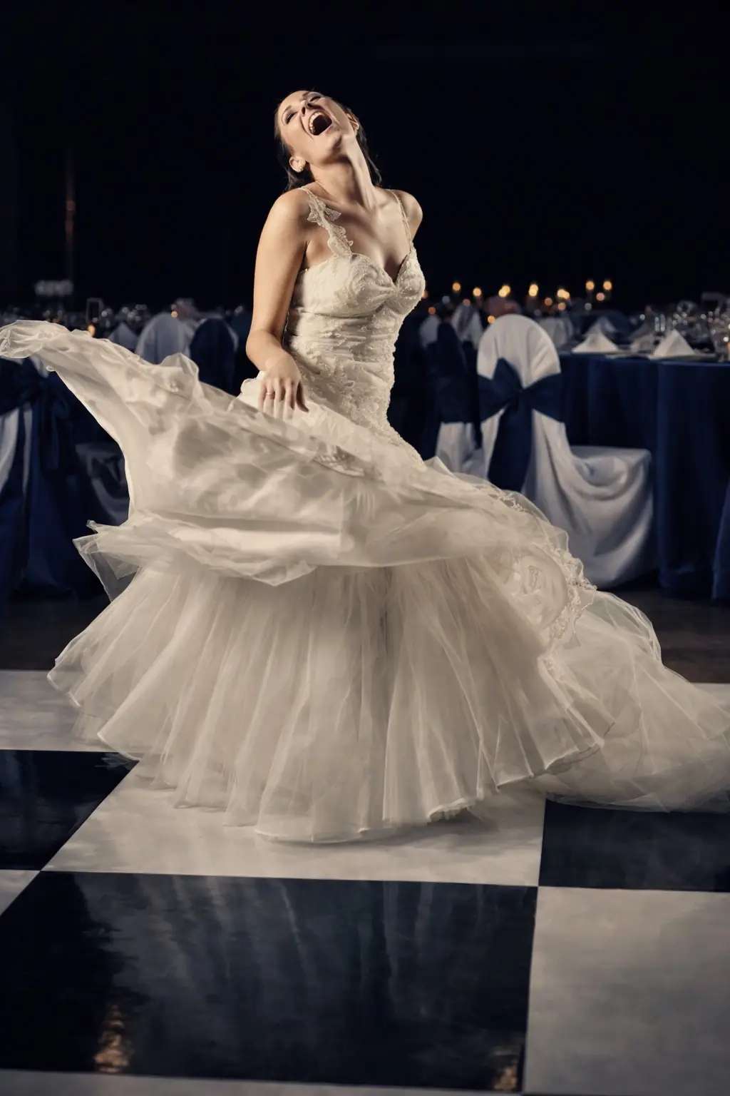 Artistas en vivo en escenario con luces de colores