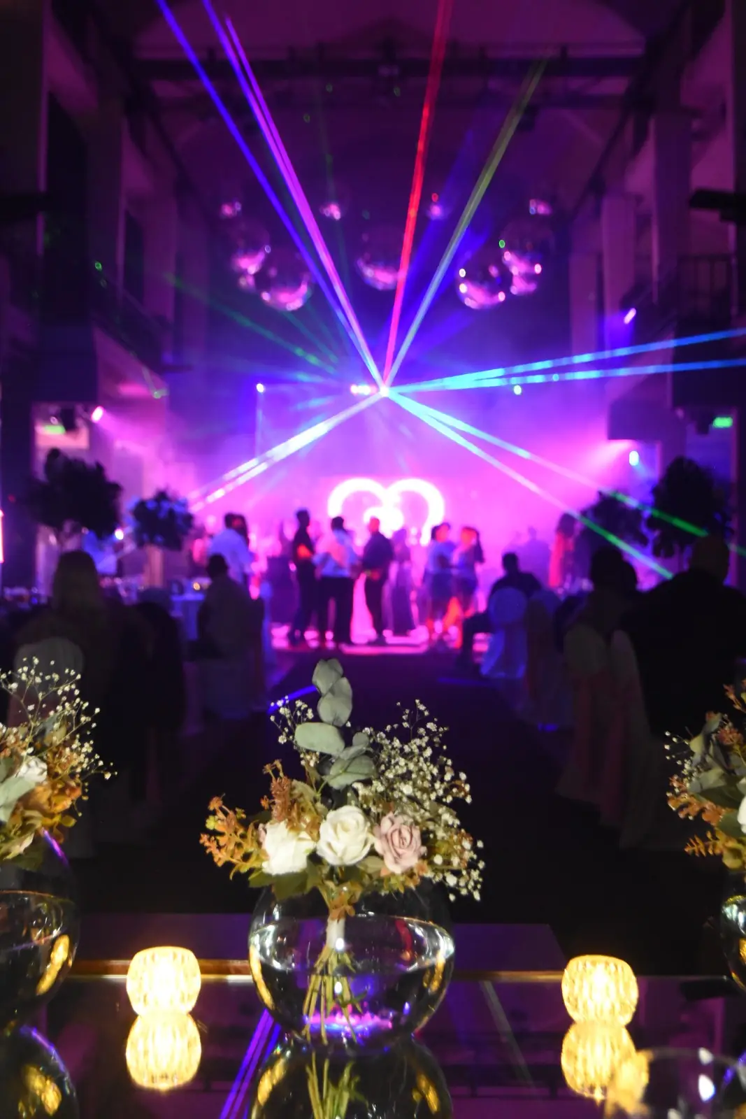 Evento corporativo de marca con decoración temática